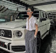 Trước tin bán siêu xe G63 12 tỷ, Hiền Hồ từng siêu sành điệu khi chụp hình  bên "xế" sang?