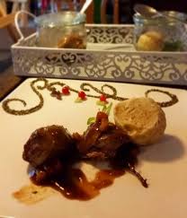 Schweinebacken Mit Semmelknodel Ein Traumchen Zum Essen Im Nobis Krug Sepia 5 12 Goodfood Restaurant Schweinebackchen Semmelknodel Munster Food Meat Beef