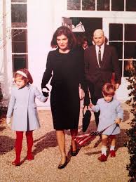 Camelot Ends As Jackie Leaves The White House She Returned Only Once To See The Official Portraits Of Herself And Jfk Met Afbeeldingen Presidenten Gezinnen Geschiedenis