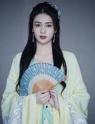 Nổi bật trong câu chuyện là hai người con trai của gia đình họ bạch bị cuốn vào cuộc chiến kinh doanh thảo dược. Báº¡ch Lá»™c Vien BÄƒng Nghien Hat Mua Má»«ng Táº¿t Nguyen Tieu Máº·t Ä'áº¹p Me Máº©n