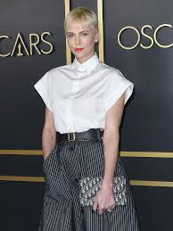 Charlize theron brings hollywood glamour to oscars 2020 in a black dior haute couture gown the bombshell nominee's stylist leslie fremar tells people about what it's like to dress the star for. Oscars 2020 Charlize Theron Ladj Ly Brad Pitt Il Y Avait Du Beau Monde Au Dejeuner Des Nomme E S Brad Pitt Charlize Theron Actrice
