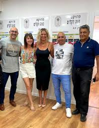 היזם רוברט סיבוני ועו"ד אלון בלום עם צוות המכירות שלנו יהלי סנדרה ואלירן  צוות מנצח 🏆