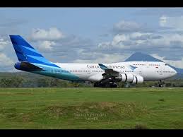 Masa kontrak kerja mereka semua diselesaikan lebih cepat dari kesepakatan awal. Boeing 747 Garuda Indonesia Landing Banda Aceh Worst Crosswind Landing Youtube