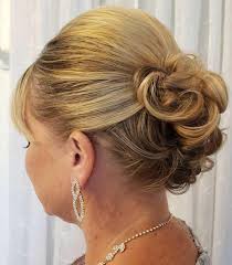 Un semi raccolto perfetto per chi ha i capelli lunghi e ondulati ma che . Top 30 Acconciature Per La Madre Della Sposa Per Il 2022 Capellidistile It