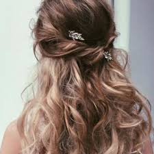 The casual curls are maintained at the hair ends. Go Crazy Go Curly With These 50 Cute Easy Hairstyles Hair Motive