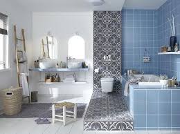 Nos équipes vous aident à concevoir votre espace de a à z grâce à nos 7 styles de salles de bain, inspirés de tendances déco du moment, et nos 11 solutions d'aménagement, faites rimer esthétique et configuration. Les 5 Bonnes Idees De Cette Salle De Bains Elle Decoration