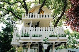 Enter a garden, not just any garden, a garden filled with decoration and as you begin to hear the chimes and rhythm, you'll stumble across a tree house turn café. Caffe Bar A Most Unusual Garden Croatia Zagreb Casablanca Restaurant Caffe Bar Lounge Interesting Nice D Cool Places To Visit Zagreb The Good Place