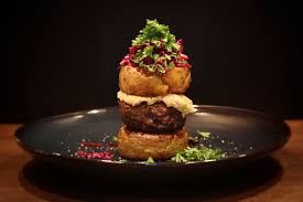 Teller Burger Mit Kartoffeln Und Rotkraut Imbiss Rotkraut Lebensmittel Essen