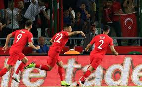 Kaan ayhan'ın kafa golüyle tüm futbolcular, gol sevincini kale arkasındaki tribünlerle doyasıya yaşadı. A Milli Takimimiz Konya Da Tarih Yazdi Turkiye 2 0 Fransa