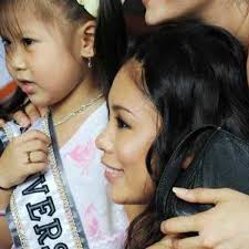 Riyo Mori, Miss Universe '07 of Japan poses with a kid
