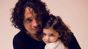 Filha de Chris Cornell doa valor obtido com dueto de 'Nothing Compares 2 U'  ao lado do pai