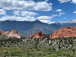 It's a pikes peak region treasure that has made visitors and locals alike swoon time and time again from the moment its red rocks first peek into view. The Complete Guide To Visiting Colorado Springs Garden Of The Gods