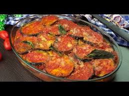 Presară roşioarele cherry, sare şi piper proaspăt măcinat, stropeşte cu ulei şi dă la cuptor pentru un sfert de oră. Vinete In Straturi Cu Sos De RoÈ™ii È™i CaÈ™caval Youtube