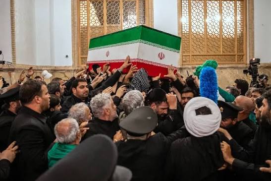 دفن جثمان خامنئي دون ظهور ابنه... وناقلات تعبر «هرمز» رغم تجدد التوتر (تغطية حية)