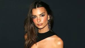 Emily o'hara ratajkowski (/ˌrætəˈkaʊski/, polish: Emily Ratajkowski Poses Nude As She Shares New Body After Pregnancy Announcement 20 Weeks Fox News