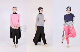 Healthy sporty woman wearing hijab smiling while doing leg stret. 7 Style Hijab Buatmu Yang Mau Nyaman Berolahraga Gak Pakai Ribet Ya