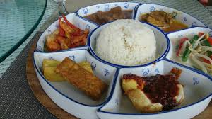Pertama, goreng lele yang sudah bersih hingga berwarna kuning kecoklatan. Nasi Padang Wikipedia