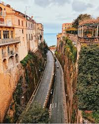 İtalya hem akdeniz ülkesi olma özelliğiyle hem de tarih kokan sokaklarıyla yurt dışı gezileri için öncelikli yerlerden. Mimarisinden Ve Renklerinden De Anlayacaginiz Uzere Burasi Italya Napoli Ye 1 Saat Uzakliktaki Sorrento Dar Sokaklarinda Kucuk Likor Bilder Italien Fernweh