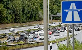 Die ansage des verkehrsfunks im tunnel, es handle sich um «zähflüssigen verkehr» nach der ersten grossen reisewelle an ostern, werden sich auch über auffahrt viele in den süden begeben. Autofahrer Mussen Sich Auf Viele Staus Einstellen Autogazette De