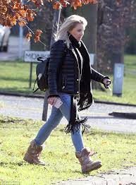 Последние твиты от rita simons (@officialrita). Rita Simons Opts For A Low Key Look In Skinny Jeans Daily Mail Online
