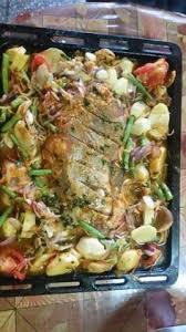 كتف محمر في الفرن مع خضر مشكلة بالصور من ab siradj recipe food chicken meat