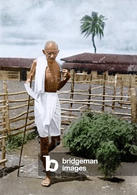 Image of Mahatma Gandhi walking in Satyagraha Ashram, Wardha, Maharashtra (photo), 1940