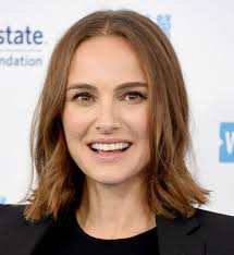 Natalie Portman S Bowl Cut In Lucy In The Sky Natalie Portman S Hairstyles Instyle