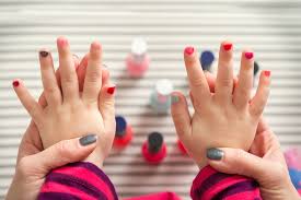 Un hato de vacas de una granja en huizinge, un pueblo del noroeste de países bajos, salió por primera vez al exterior este año a disfrutar de la llegada una pequeña comunidad de habitantes del lugar esperaban ansiosos la reacción de los animales, que habían estado encerrados en un establo. Los Ninos Tambien Se Pintan Las Unas La Leccion De Un Abuelo Contra Los Estereotipos De Genero