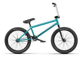 De afkorting bmx staat voor bicycle motorcross (de x staat symbool voor cross), de toevoeging freestyle betekent vrij vertaald 'zonder regels'. Wethepeople Crysis Bmx Freestyle Midnight Green 2020 Alltricks De
