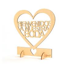 Se trata de la palabra bienvenidos fabricado en corcho de alta densidad en forma nube y con el tamaño perfecto para usarlo en diferentes espacios. Cartel Madera Bienvenidos A Nuestra Boda