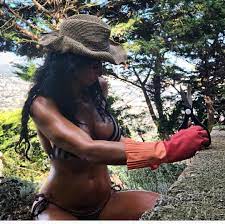 La vârsta ei, nu se sfiește să se afișeze în costum de baie. AÈ™a GrÄƒdinÄƒreÈ™te Mihaela RÄƒdulescu Diva Are Un Corp De Invidiat Foto Ea Md