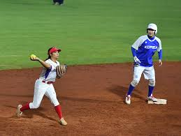 En un campo/terreno de softbol reglamentario, el outifield usualmente es con grama y el infield usualmente es de tierra lisa y firme. Wbsc World Baseball Softball Confederation