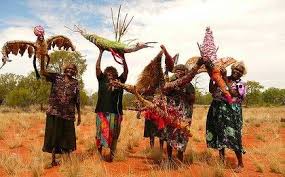 Women Of The Tjanpi Desert Weavers Show Off Their Work Photo Jo Foster Culture Art Indigenous Art Art