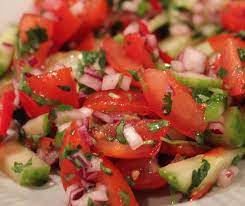 Incidere i pomodori ramato con un taglio a croce, dunque tuffarli nell'acqua bollente e lasciarli immersi per una manciata di secondi. Insalata Indiana Di Cipolla Cetriolo Pomodori E Mangiare Bene