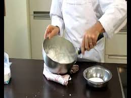 Cours De Cuisine Monter Des Blancs En Neige A La Main Youtube