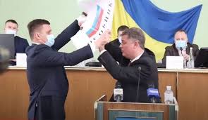 البلد الأكثر تعدادًا هو ألمانيا، والدولة الأقل مساحة وسكانًا هي الفاتيكان، أعلى قمة في أوروبا هي جبل البروس في روسيا. Ø´Ø§Ù‡Ø¯ Ø¹Ø±Ø§Ùƒ Ø¨ÙŠÙ† Ù†Ø§Ø¦Ø¨ÙŠÙ† Ø£ÙˆÙƒØ±Ø§Ù†ÙŠÙŠÙ† Ø¨Ø³Ø¨Ø¨ Ø¹Ù„Ù… Ø±ÙˆØ³ÙŠØ§ Ù‚Ù†Ø§Ø© Ø§Ù„Ø¹Ø§Ù„Ù… Ø§Ù„Ø§Ø®Ø¨Ø§Ø±ÙŠØ©