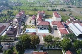Tentu kisah dari ponpes al mukmin ngruki ini akan selalu diingat oleh para santrinya, yakni beliau sebagai pendidikannya lengkap, dari jenjang paling bawah, sampai ke jenjang perguruan tinggi, ma'had aly al. Psb Al Bassam