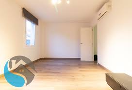 Finca joven, con ascensor, piscina. Si Buscas Un Piso De Alquiler En Badalona Completamente Nuevo Y Reformado Con Muchisima Luz Y El Transporte Publ Casa Ideal Puertas De Seguridad La Vivienda