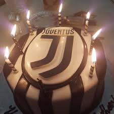 Altra versione della cake juventus decorata con panna e pasta di zucchero. My Wife Surprised Me With This Cake Juve