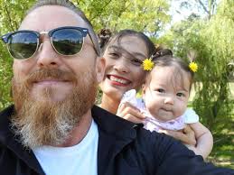 Bầu với bạn trai Tây hơn 20 tuổi quen qua mạng, cô gái Việt sang Úc nuôi  con sung sướng