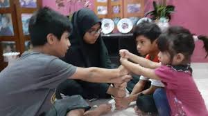 Penganjuran kampung fiesta diangkat daripada idea permainan tradisional seperti baling selipar, larian berhalangan, tarik tali dan banyak lagi. Bosan Semasa Pkp Nie Ye Jom Main Permainan Tradisional Nie Kitareporters Semua Boleh Jadi Reporter