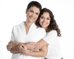 Sandra annenberg (born 5 june 1968, in são paulo) is a brazilian newscaster. Sandra Annenberg Posa Com A Filha E Web Cita Semelhanca Iguais Quem Quem News