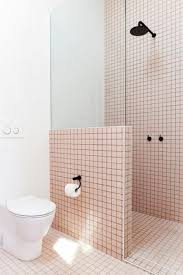 moderne badkamer met witte en roze tegels inrichting huis com badkamer roze badkamer modern badkamerideeen