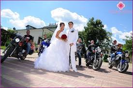 Las motos deportivas o motos sport son aquellas que derivan más o menos estrechamente de las que se utilizan en las competiciones de velocidad. Boda En Motocicletas Ideas De Diseno Imagen De Los Jovenes Organizacion De Una Caravana Foto