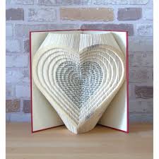 Dann liebe ich es bücher zu falten und gebe meine vorlagen und mein wissen gerne an euch weiter und für die gemütlichen abenden bleibt die handarbeit. Gefaltetes Buch Herzen 3d Buchkunst