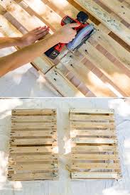 Diy This Pool Bar Made From Pallets To Step Up Your Backyard Game Bar Made From Pallets Pallet Bar Diy Pallet Bar Plans