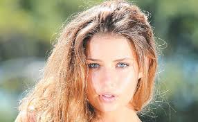 Ella chases modelling career