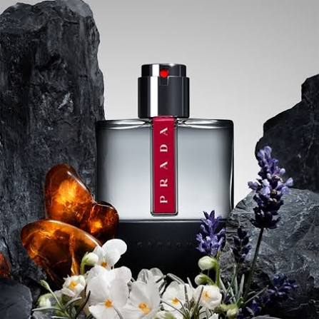 Frasco de Prada Luna Rossa Carbon EDT con base negra texturizada y línea roja característica
