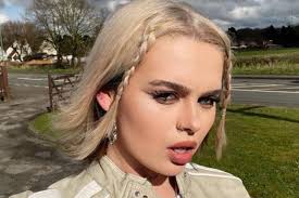 Woman Puts Random Man in His Place for Commenting