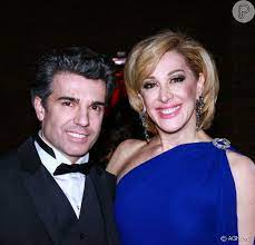 Segundo o site glamurama, a data foi marcada para coincidir com as curtas férias de fim de ano do casal, que finalizou a temporada de chaplin, o musical no dia 25 de. Claudia Raia E Jarbas Homem De Mello Se Casaram Em Cerimonia Simbolica Eterno Purepeople